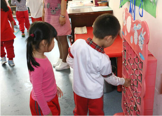 迪斯尼幼儿园·芳草园举办“陪同孩子 走进课堂”家长半日开放日活动