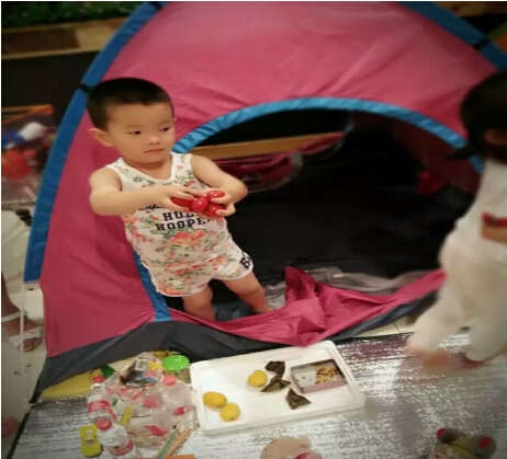 迪斯尼幼儿园组织幼儿“跳蚤市场”社会实践活动