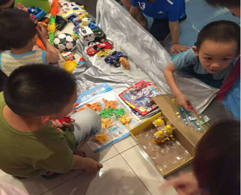 迪斯尼幼儿园组织幼儿“跳蚤市场”社会实践活动