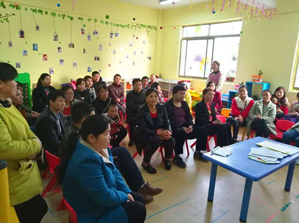 手拉手心连心，让孩子们快乐成长