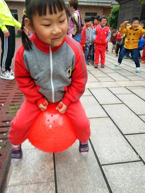 幼儿园里的体能课