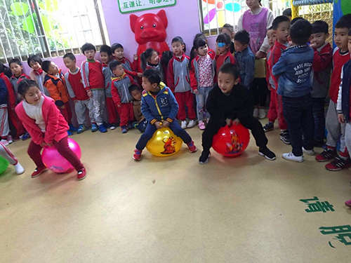 幼儿园里的体能课