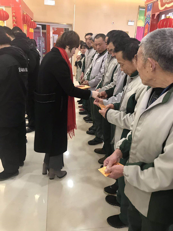 大年初一胡副总经理给保洁员工拜年送礼_副本.jpg