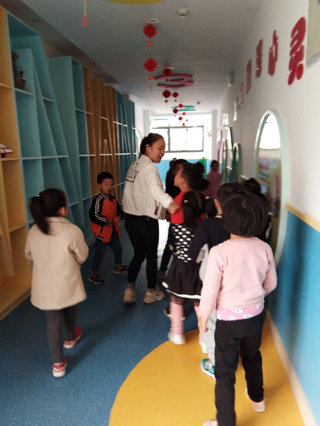 大班幼儿和老师讲解被拐经历.jpg