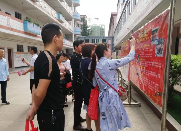 ▲ 参观开展活动的展板.png